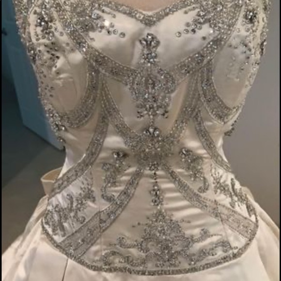 Eve of Milady Wedding Dress Size 4 - Picture 3 of 10